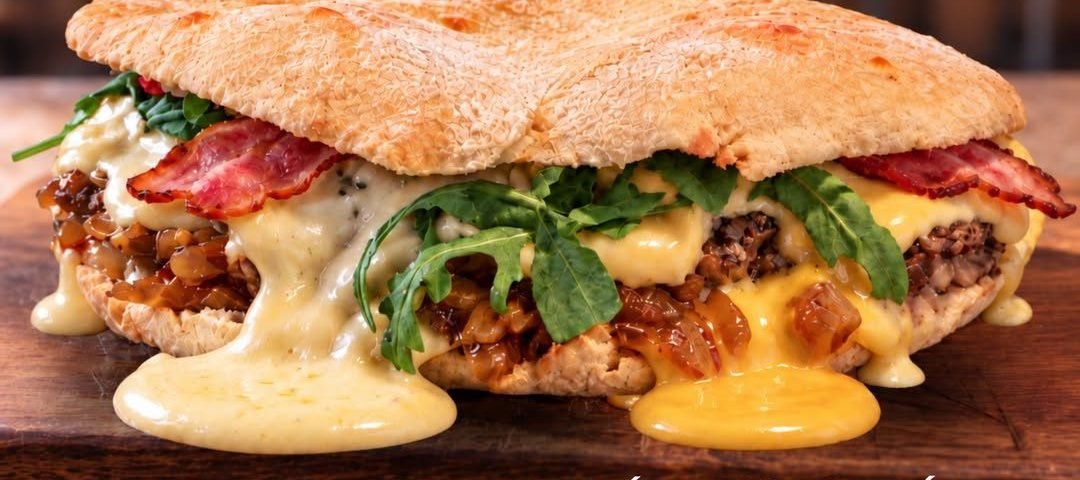 Le Cheesy'Chiche : pain pita, steak smashé, bacon grillé et trois fromages fondus